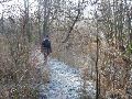 Onze voortgang wordt belemmerd door een vaart. Wij lopen naar het oosten om via een brug de vaart over te steken.