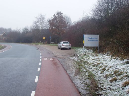 Wij kijken de grens af, 592 de ultieme Limburgse paal, is niet te bespeuren.