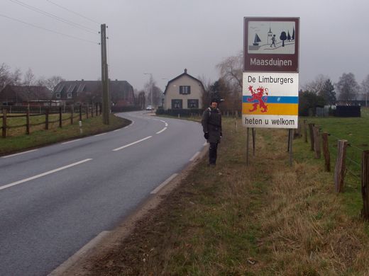 Een stukje asfalt volgen en we lopen Maasduinen in.