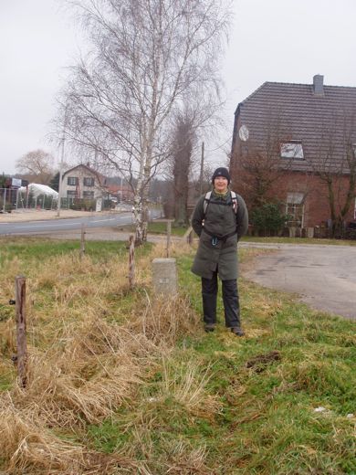 De weg neemt een bocht, de grens gaat nog even recht door langs 568.