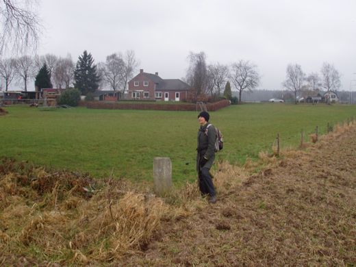 567 iets verder op de akkergrens. Hier rechtsaf naar het noorden.