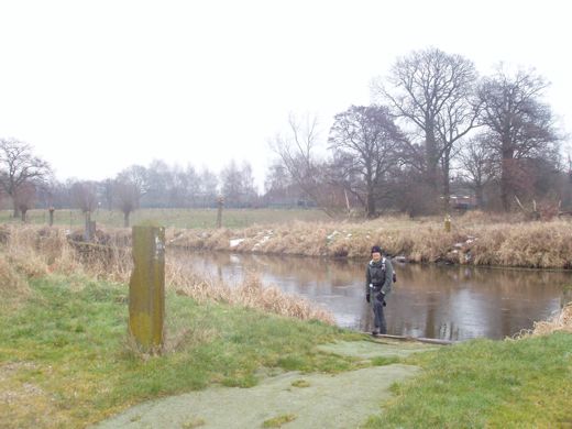 Vanaf 563 loopt de grens een stuk door de Niers naar het zuiden. Wij kunnen hier vandaag niet verder bij gebrek aan pont.