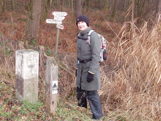 589 markeert een bocht naar het oosten langs het Pieterpad: Pieterburen 322, Maastricht 162 km.