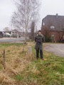 De weg neemt een bocht, de grens gaat nog even recht door langs 568.