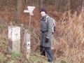 589 markeert een bocht naar het oosten langs het Pieterpad: Pieterburen 322, Maastricht 162 km.