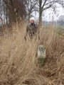Grenspaal 514 schemerde tussen het riet.