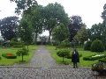 Een tuin een kasteel waardig achter de kerk.