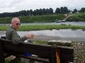 De regen liet hier even af. Van de gelegenheid gebruik gebruik gemaakt om bij een werkloos pontje de lunch te nuttigen.