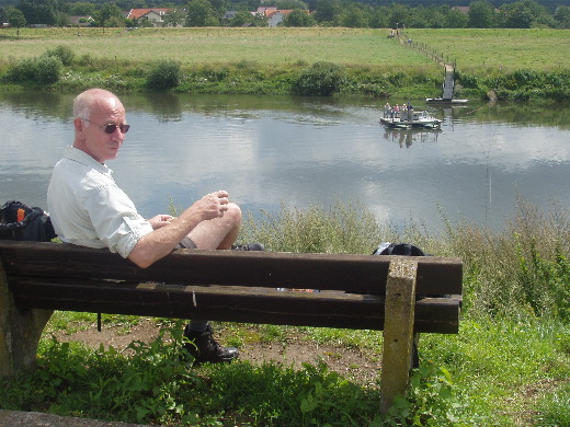 Tien minuten verderop geschikte picknickplaats gevonden. Grappig vierkant veerpontje in de achtergrond met van de kabel onafhankelijke aandrijving.