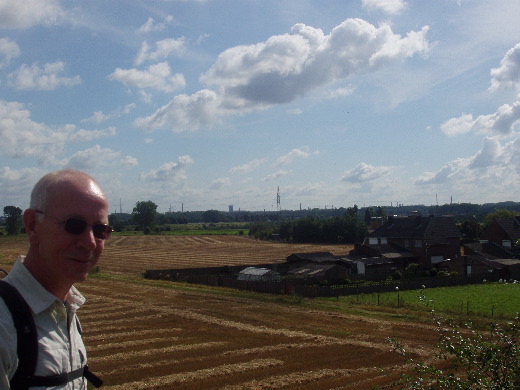 Uitzicht op Geleen in de verte aan de overkant van de Maas.