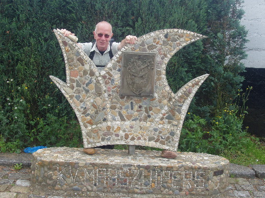 Aan de overkant van Uikhoven een huldebetoon aan K.V. De Maaszuipers.