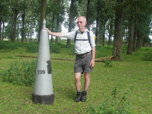 Om 14u13  GP 109b gevonden achterin een graasweide. Een gevaarloze oversteek gevonden van het schrikdraad om de paal met nummer goed in beeld te krijgen.