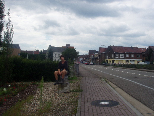 De mogeljke restanten van een hele oude grenspaal.