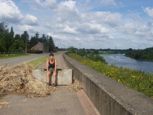 Wij kwamen een paar afzettingen van beton en stalmest op onze weg tegen, waarvan de bedoeling onduidelijk was.