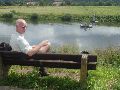 Tien minuten verderop geschikte picknickplaats gevonden. Grappig vierkant veerpontje in de achtergrond met van de kabel onafhankelijke aandrijving.